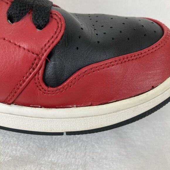 Nike Air Jordan 1 Mens Size 12 Mid Chicago Black Toe Red 2020 Retro 554724-069 main image 5